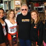 Yes, here I (Joebo) am with 
some of the Hooters Girls.
I didn't get their names!